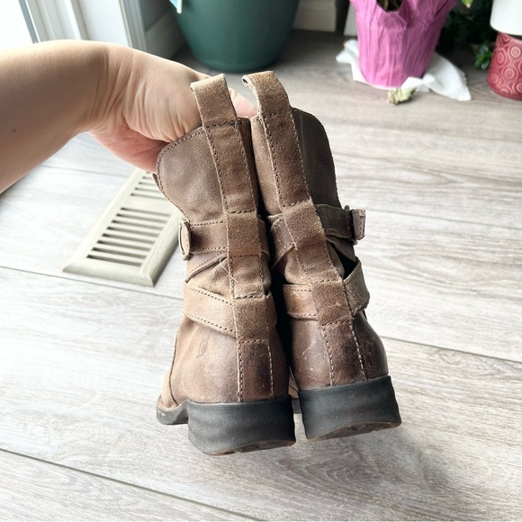 Born Leandra Gray Distressed Leather Boots Side Zip - Picture 8 of 13